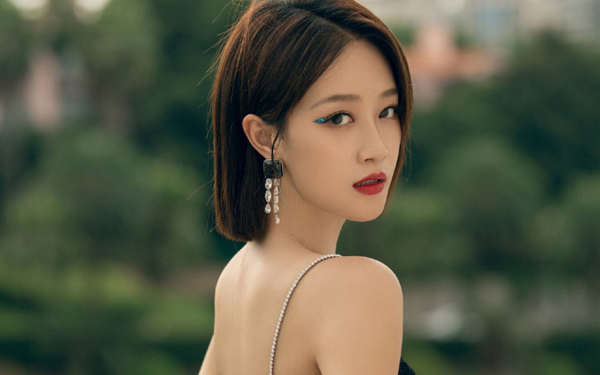 九游娱乐官方-成年人足球联赛激战正酣,全民运动热潮,成人足球标准尺寸